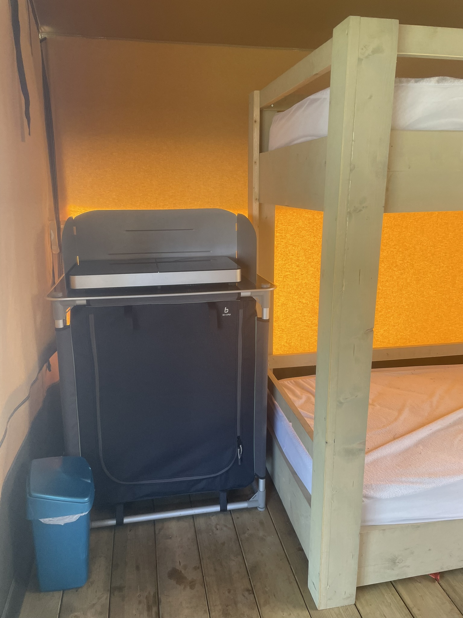 Campingküche mit Induktionskochfeld. Optionales Pfannenset zu mieten